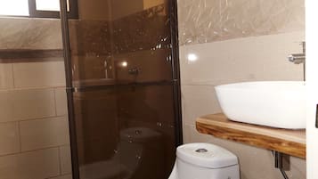 Family Apartment | Bathroom | Shower, free toiletries, hair dryer, towels