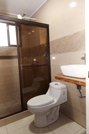 Familienapartment | Badezimmer | Dusche, kostenlose Toilettenartikel, Haartrockner, Handtücher