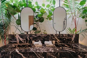 Dusche, Haartrockner, Bidet, Handtücher