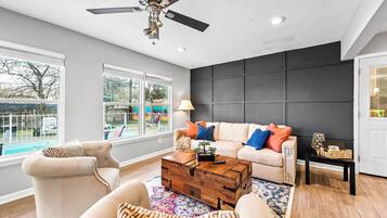 TV connectée, jeux vidéo, livres