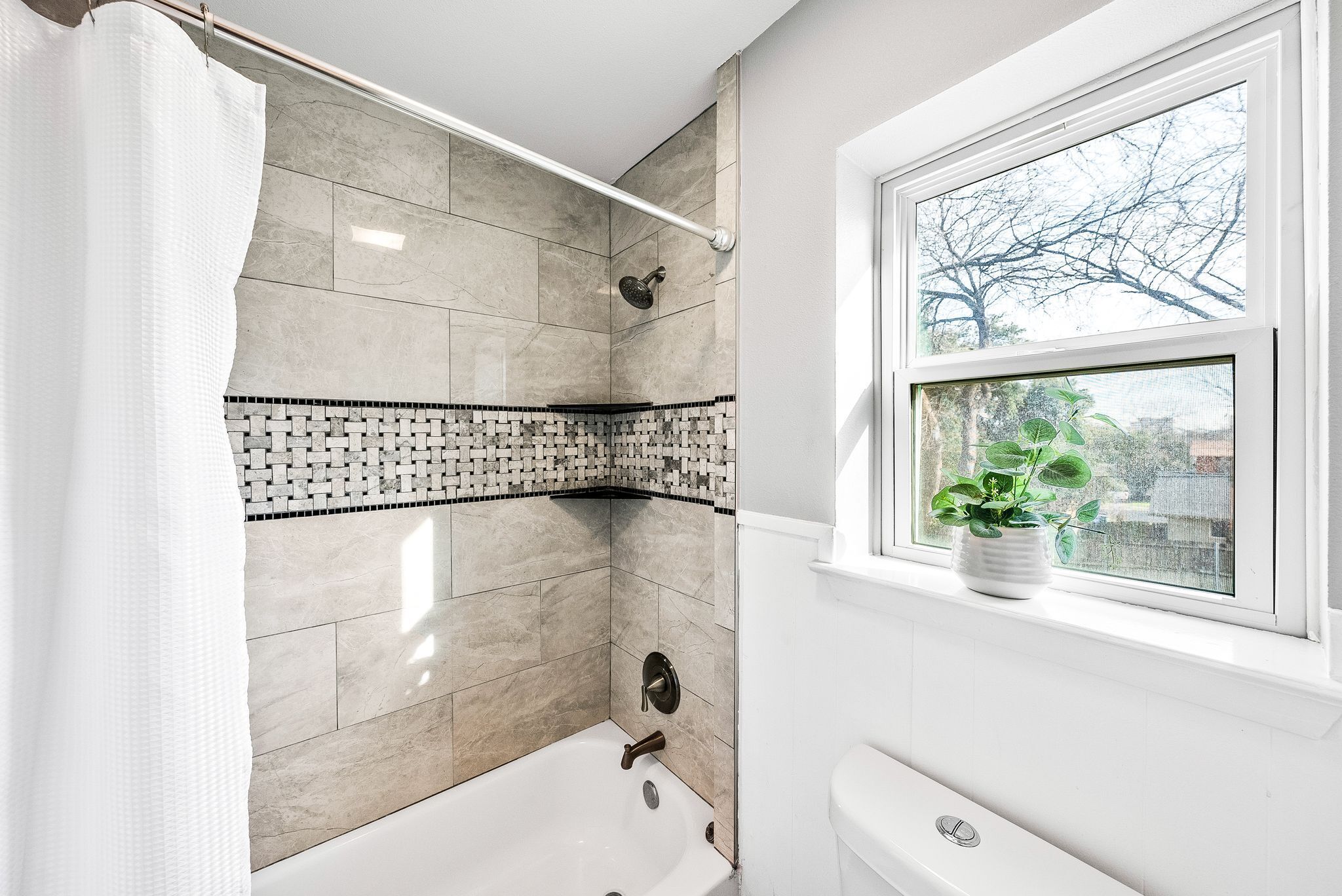 Private Pool, Gameroom w/PS4, Centrally Located, Putting Green, & Family Fun.