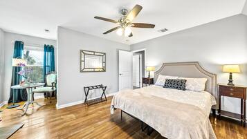 4 chambres, bureau, fer et planche à repasser, lit parapluie