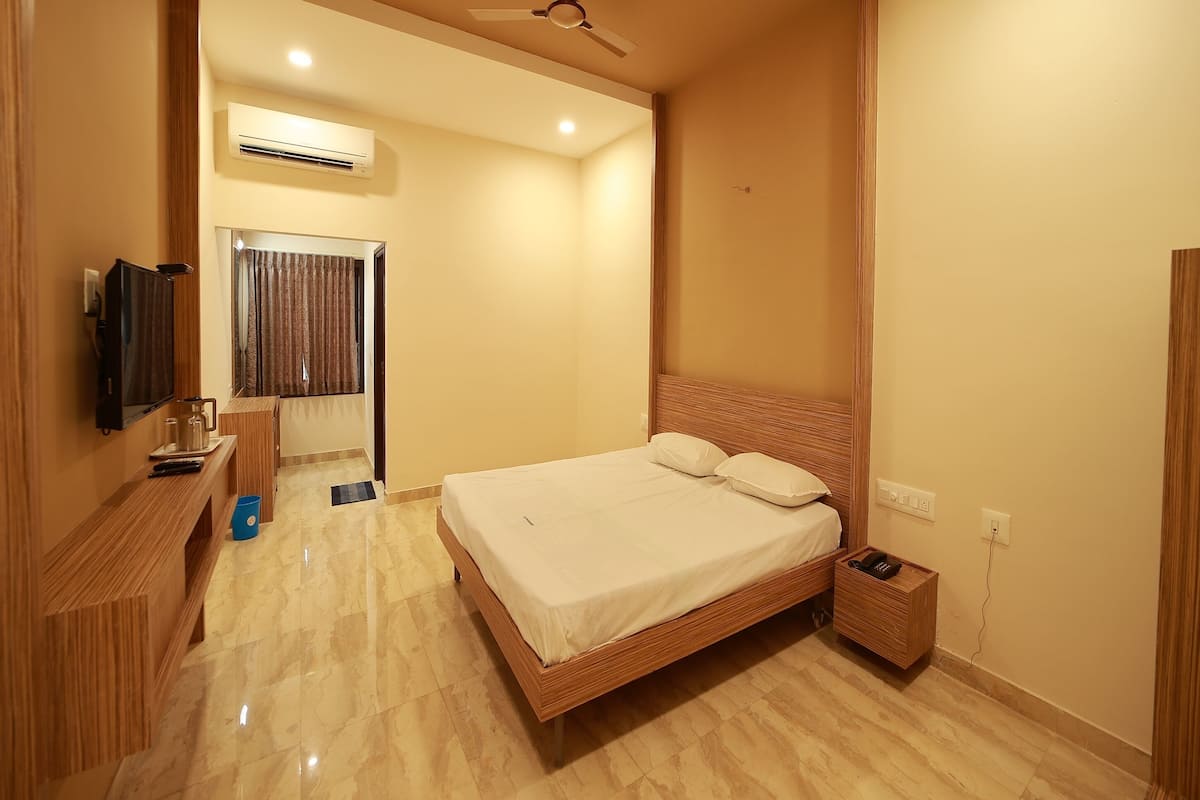 Deluxe Room | Desk, free WiFi, bed sheets