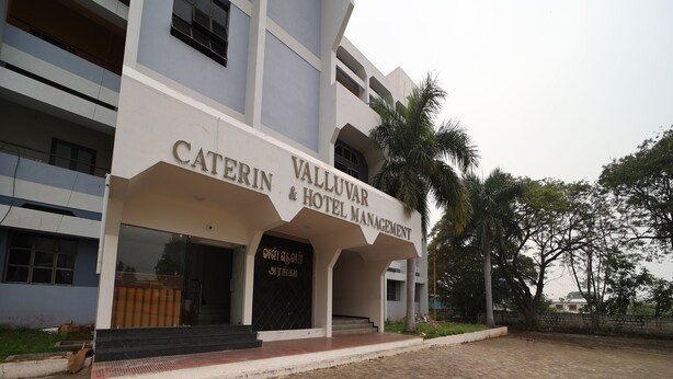 En hotelindgang med et skilt, der viser "CATERIN VALLUVAR HOTEL MANAGEMENT".
