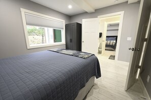 2 bedrooms, iron/ironing board, free WiFi, bed sheets - Schuss Mountain. Chair lift rides for fall colors.Sleeps 6. Pool Dog Friendly (Mancelona)