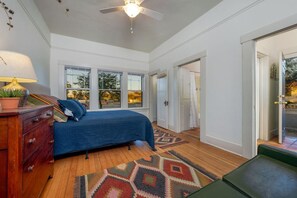 1 habitación, escritorio, tabla de planchar con plancha y cuna de viaje 