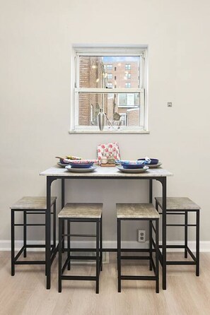 Dining - ★ HostWise Stays ★ 4 Blocks From UPMC Children's (Pittsburgh)