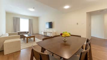 Appartement Deluxe | Coin séjour | Télévision LED de 50 pouces avec chaînes numériques