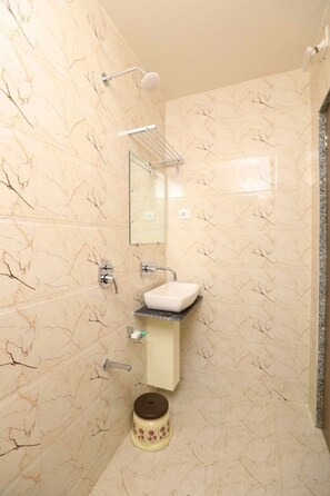 Deluxe Double Room | Bathroom | Combined shower/bathtub, spring water bathtub, hydromassage showerhead