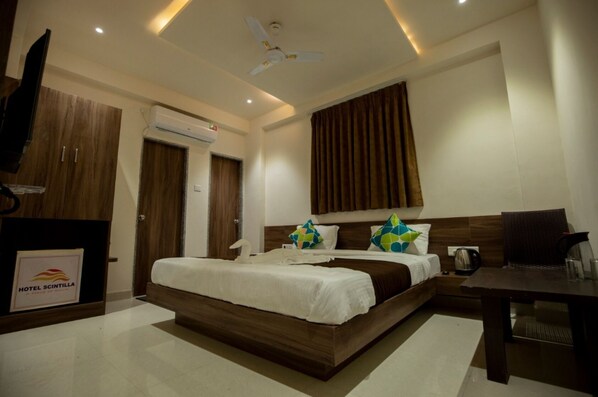Hypo-allergenic bedding, desk, free WiFi, bed sheets