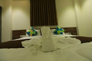 Hypo-allergenic bedding, desk, free WiFi, bed sheets - Hotel Scintilla (Veraval)