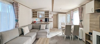 3 bedroom Gold Caravan Pet Friendly