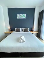 Kahden hengen deluxe-huone (yksi tai kaksi sänkyä) | Työpöytä, pimennysverhot, ilmainen Wi-Fi, vuodevaatteet