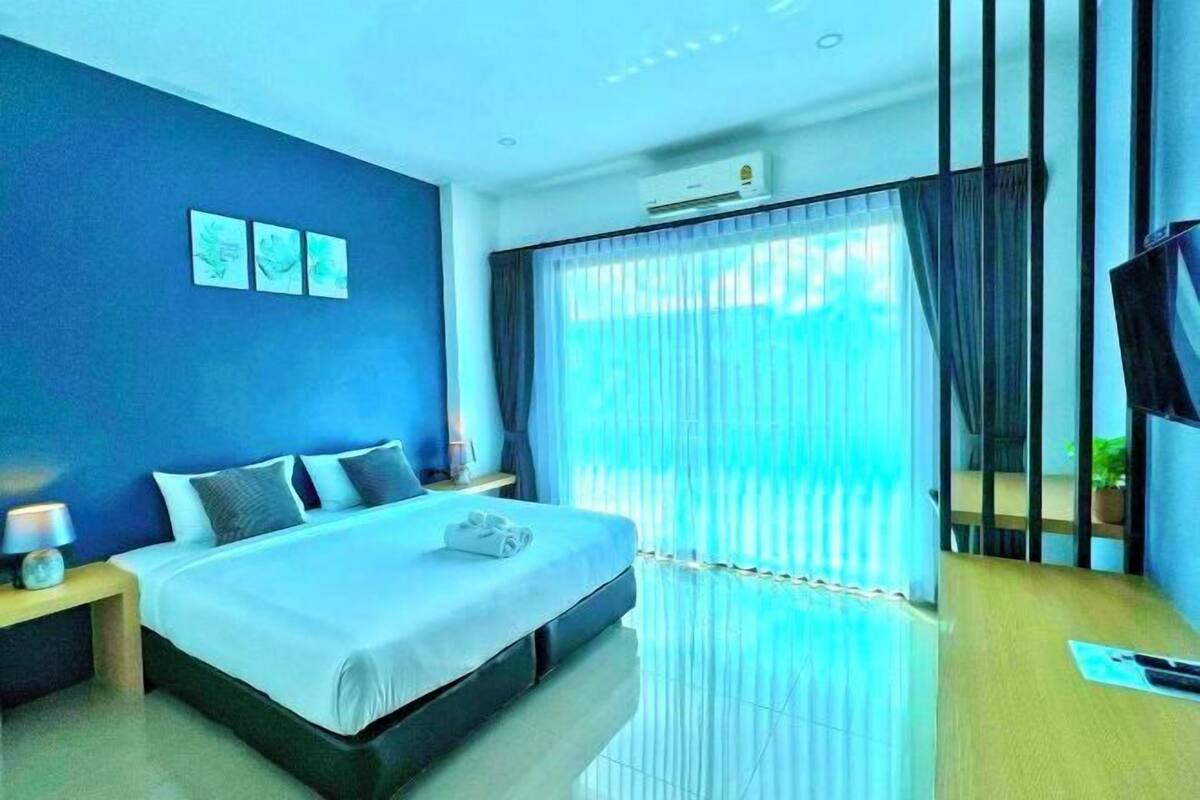 Desk, blackout curtains, free WiFi, bed sheets