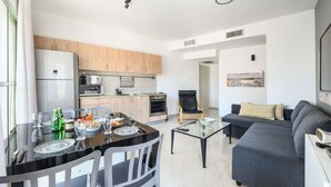 A modern apartment with a kitchen, dining area, and living room. - MAMAD - Newly Renovated Apartment in Tel Aviv (Tel Aviv)