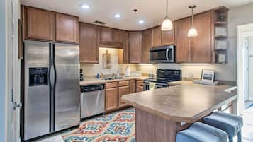 Fridge, microwave, stovetop, dishwasher