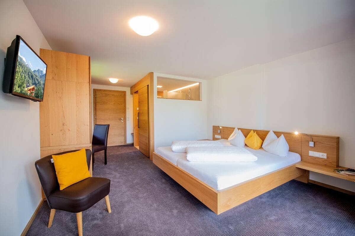 In-room safe, free WiFi, bed sheets