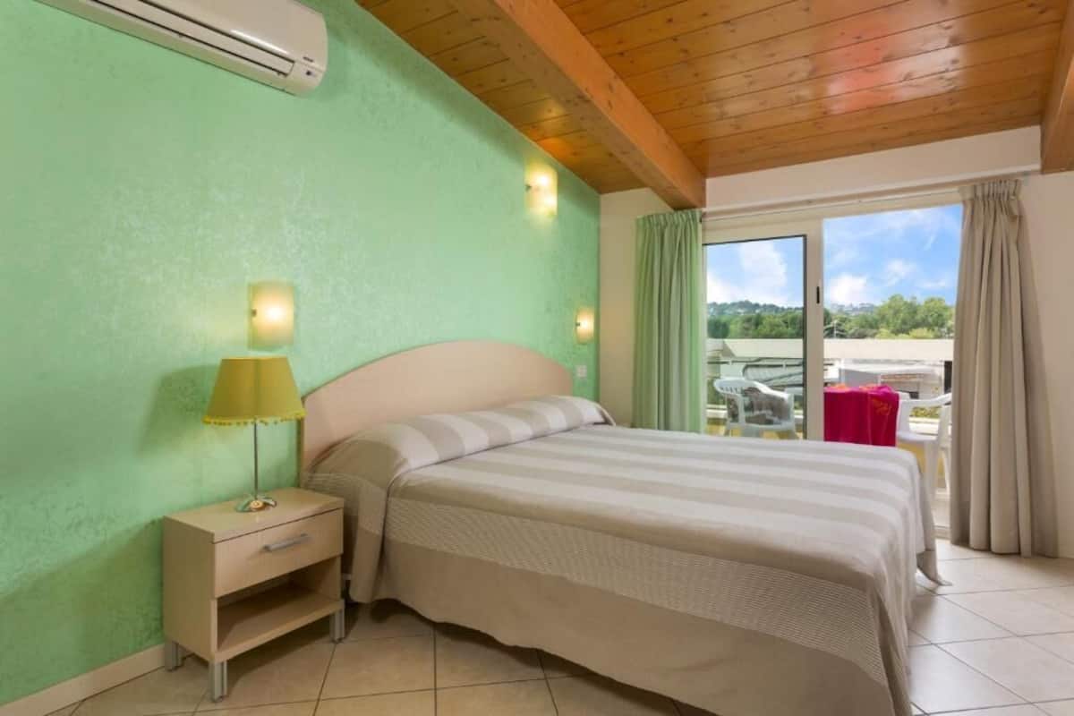 Basic Room | In-room safe, free WiFi