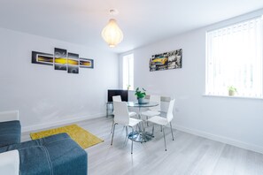 Dining - Stunning and Modern 2 Bedroom Apt in Liverpool (Liverpool)