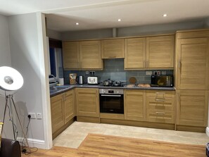 Apartment, Multiple Beds | Private kitchen | Fridge, microwave, oven, stovetop - Immaculate 2-bed Apartment in London (London)