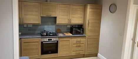 Apartment, Multiple Beds | Private kitchen | Fridge, microwave, oven, stovetop