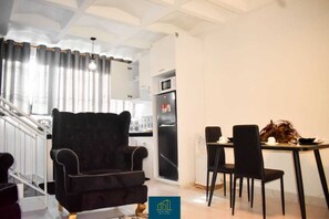 House, 2 Queen Beds | Meeting facility