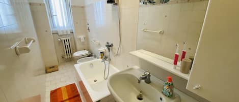 Appartement, meerdere bedden | Badkamer | Een bad/douchecombinatie, een diep bad, een haardroger, handdoeken