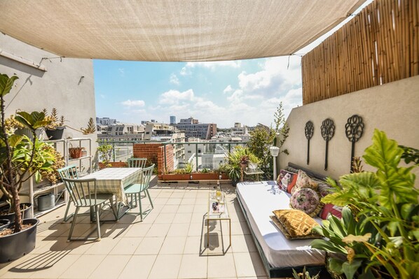 2 bedrooms, free WiFi - Spacious 2BR Beautiful Balcony Terrace (Tel Aviv)