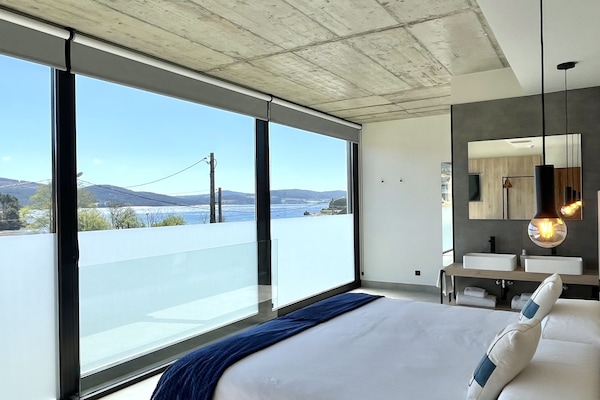 Junior Room | Hypo-allergenic bedding, desk, cots/infant beds, rollaway beds