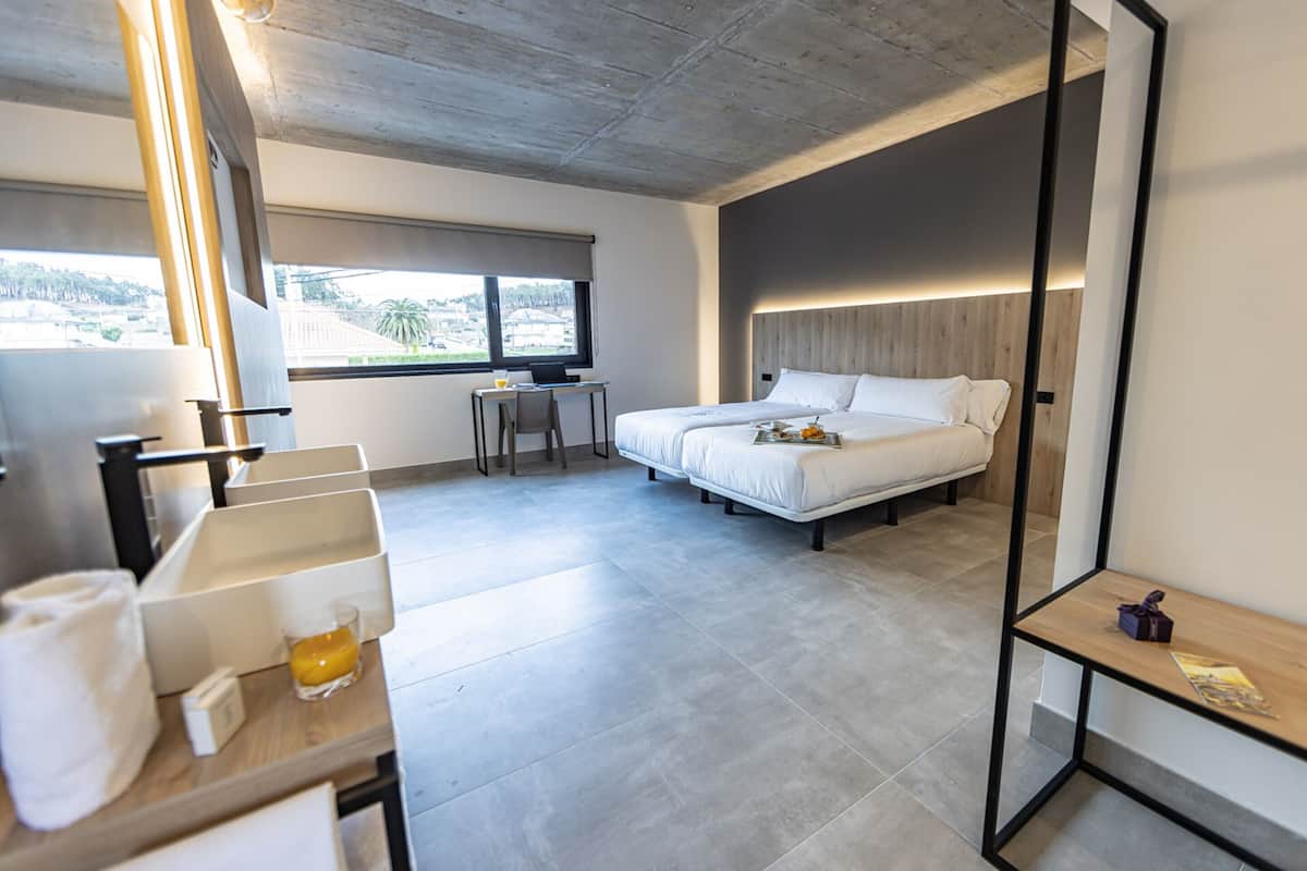 Quarto casal superior | Roupas de cama antialérgicas, escrivaninha, berços (sobretaxa)