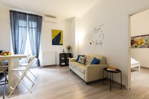 Leilighet – city | Oppholdsområde | En 32-tommers Flatskjerm-TV med digitale kanaler samt TV