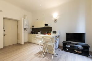 City appartement | Woonruimte | Een 32-inch flatscreentelevisie met digitale zenders en televisie