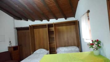 1 soverom, strykejern/-brett, internettilgang og sengetøy