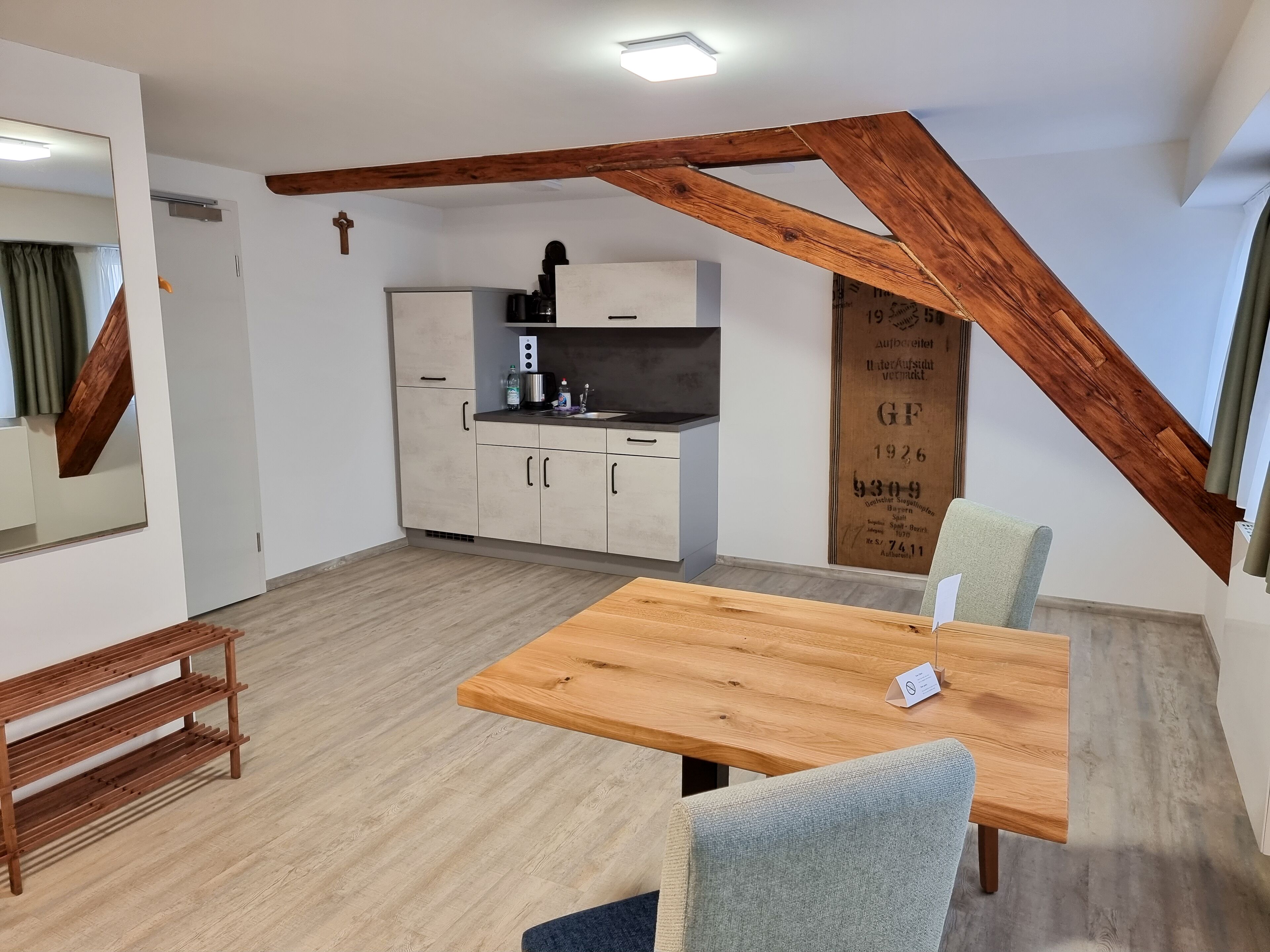 Una cocina compacta con estufa integrada, armarios y una pequeña encimera.