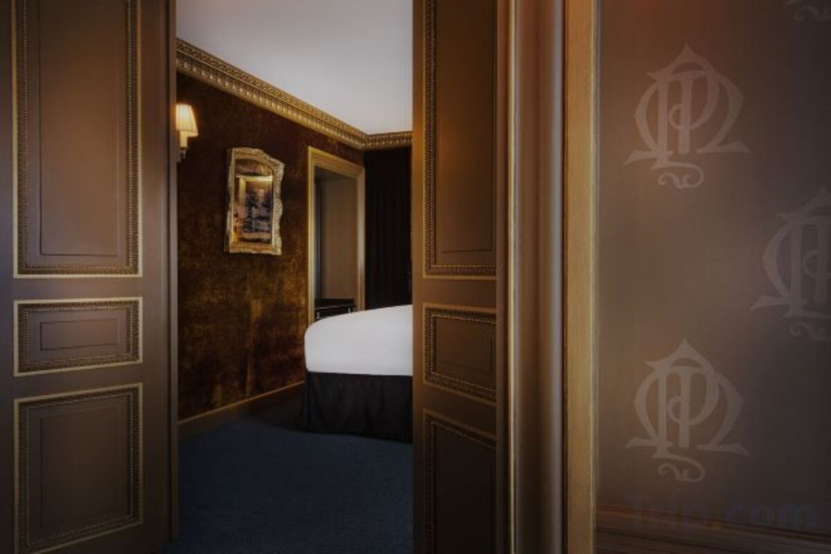Egyptian cotton sheets, premium bedding, pillow-top beds, minibar