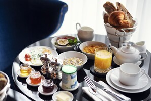 Tägliches englisches Frühstück (1 EUR pro Person)