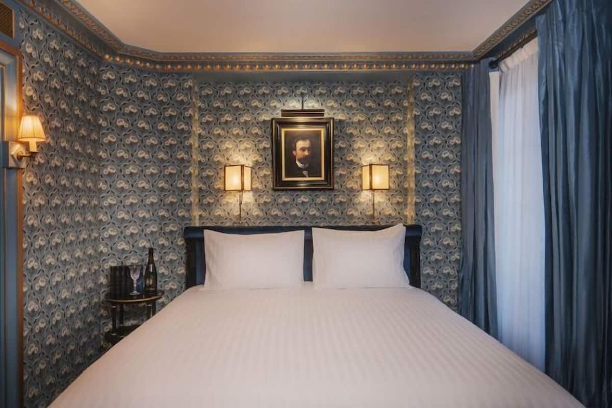 Ylelliset vuodevaatteet, minibaari, tallelokero huoneessa