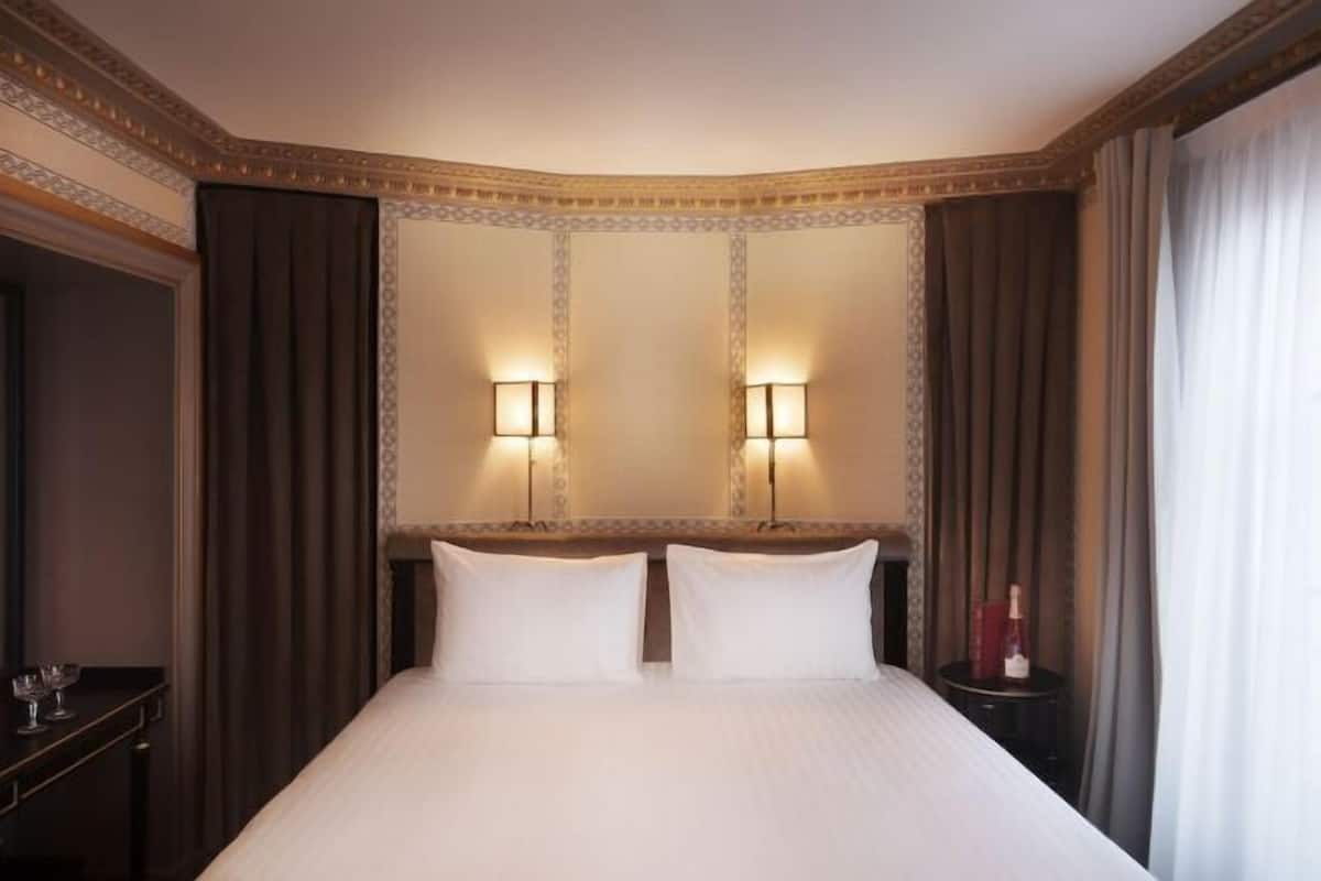 Ylelliset vuodevaatteet, minibaari, tallelokero huoneessa