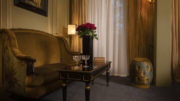 Luxe beddengoed, een minibar, een kluis op de kamer