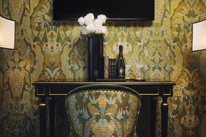 Chambre Deluxe | Literie de qualité, minibar, coffre-fort, décor unique