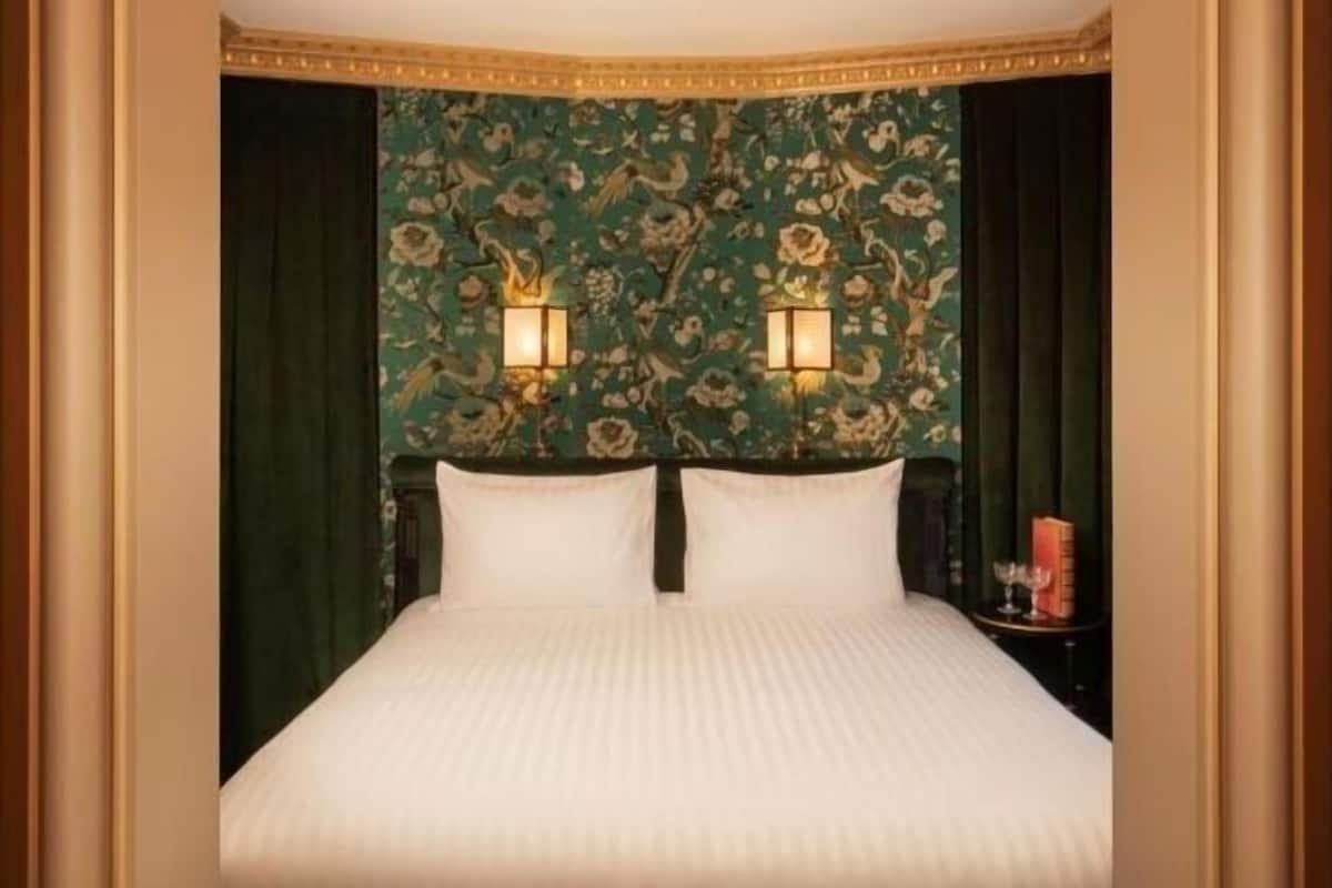 Ylelliset vuodevaatteet, minibaari, tallelokero huoneessa