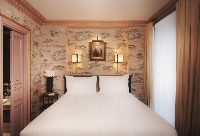 أغطية فراش متميزة وميني بار وخزنة داخل الغرفة وبديكورات فريدة لكل غرفة