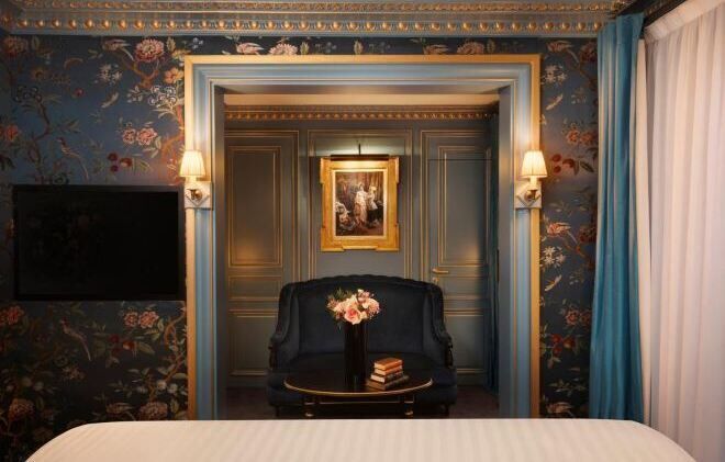 أغطية فراش متميزة وميني بار وخزنة داخل الغرفة وبديكورات فريدة لكل غرفة