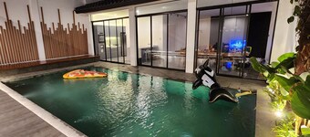 LeRoca, Villa with Pool, 15 min to Paris Van Java mall