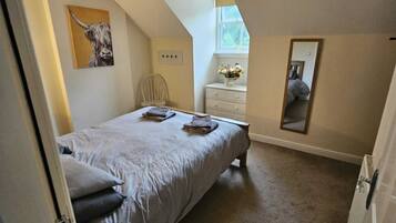 4 bedrooms, iron/ironing board, Internet, bed sheets
