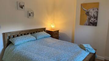 4 bedrooms, iron/ironing board, Internet, bed sheets