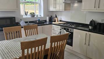 Fridge, oven, stovetop, dishwasher