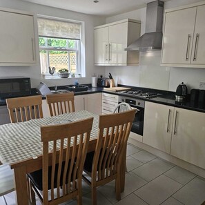 ثلاجة، فرن، موقد طهي مسطح، غسالة أطباق