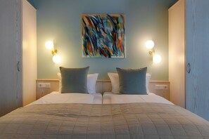 City Studio Suite | Individually decorated, desk, laptop workspace, iron/ironing board - Hotel Kunterbunt (Würzburg)