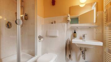 City-Studiosuite | Badezimmer | Dusche, Haartrockner, Handtücher, Seife